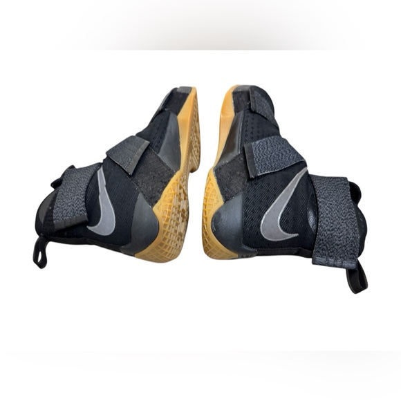 NIKE ZOOM LEBRON SOLDIER 10
TITLE TRADITION - Picture 6 of 14